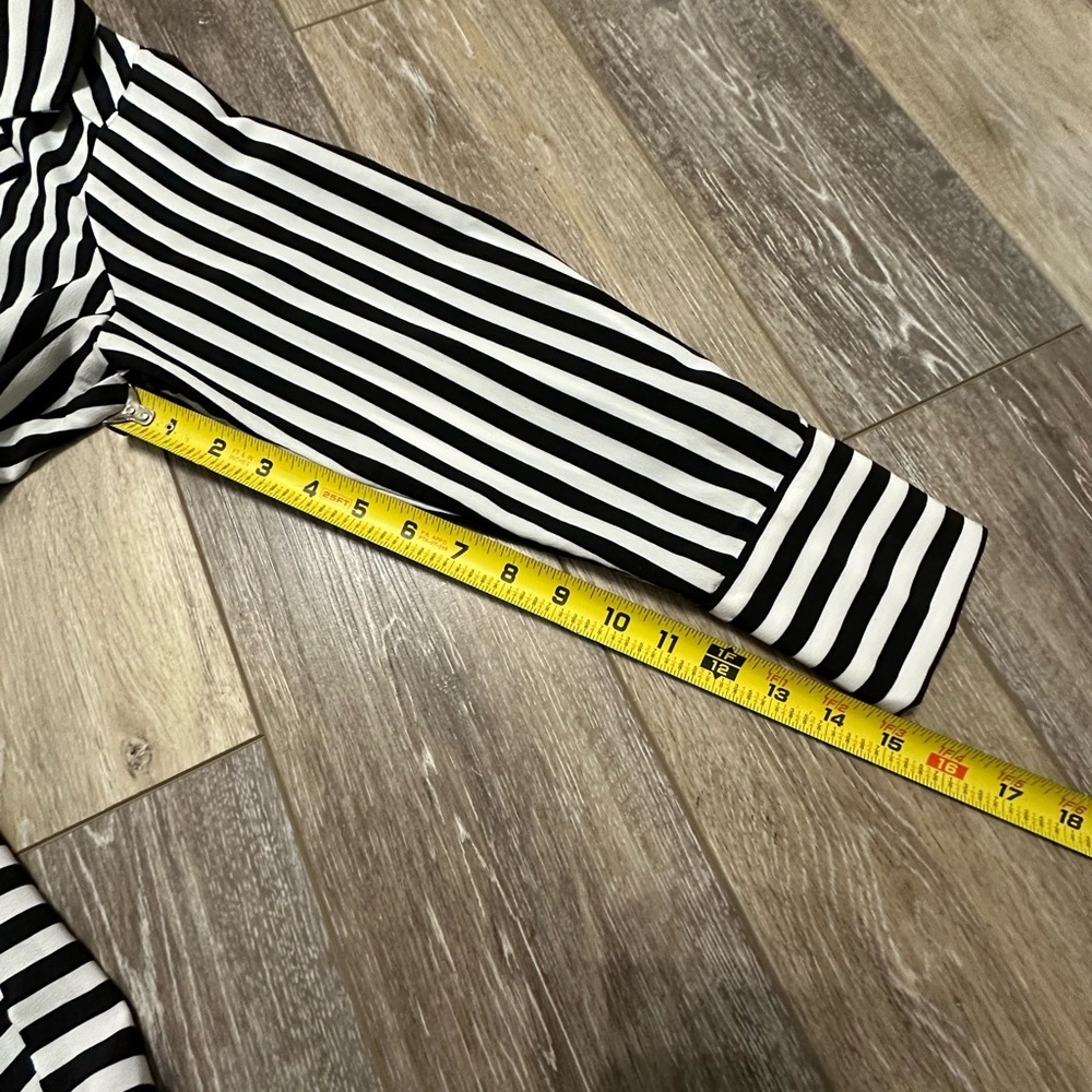 🛍️ Leo & Viola black and white striped unique wrap shirt excellent condition. - Picture 7 of 10
